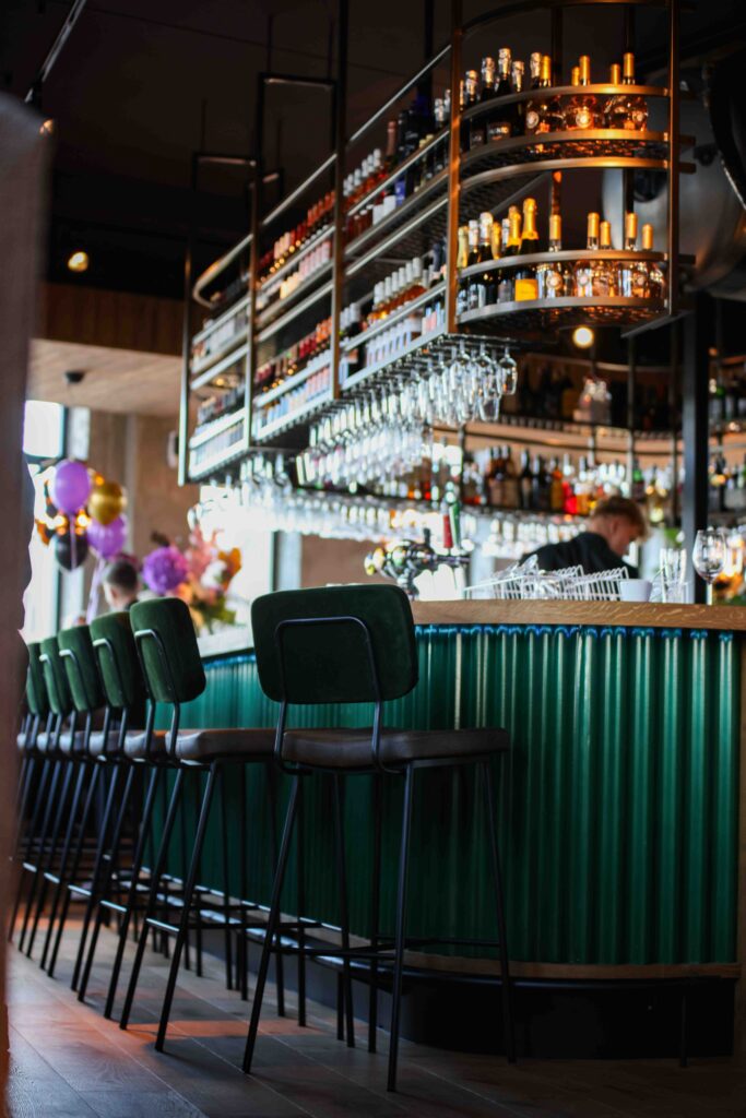 Onze bar. Ga gerust zitten.